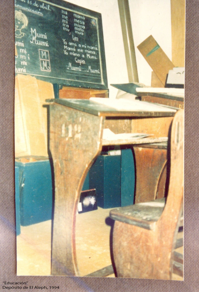 De la serie "Educación". Instalación, Escuelita montada en el depósito de la galería, 1994