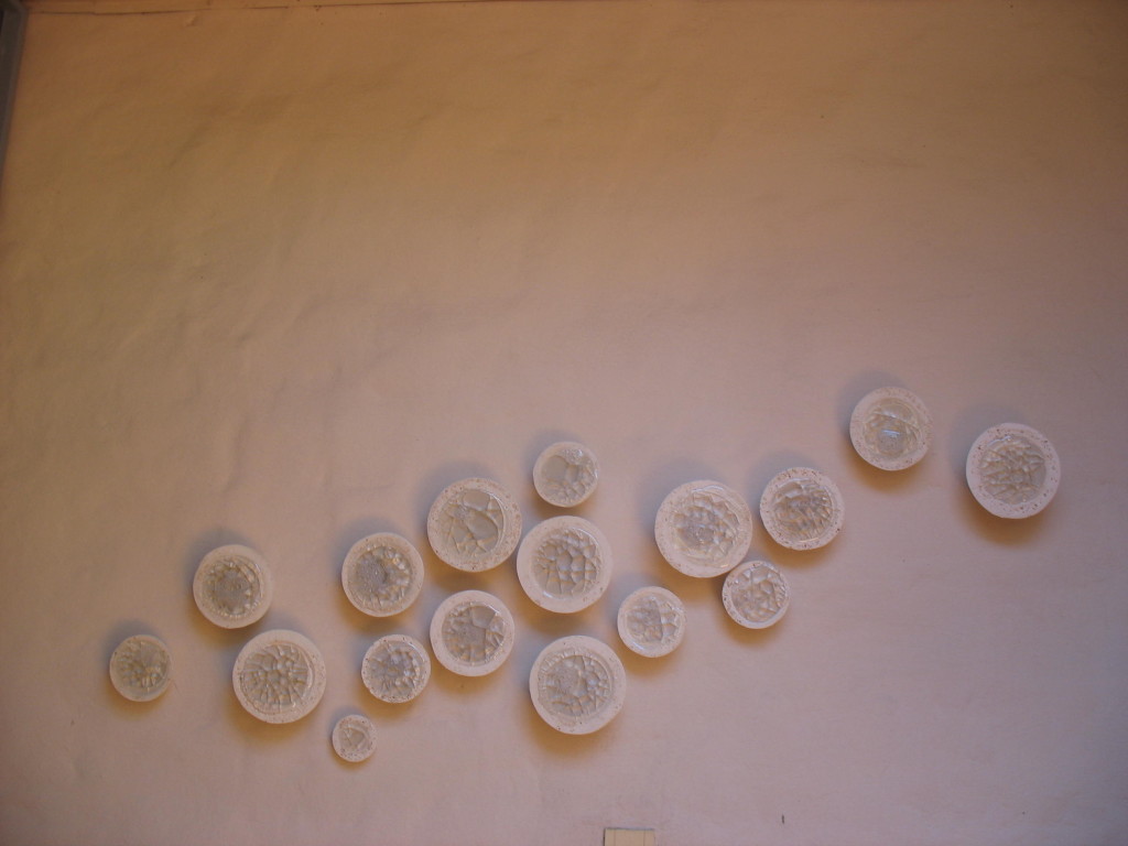Murales de la serie "Acuífero Guaraní Fósil"
piezas de cerámica y vidrio semi esféricas desde 6 cm hasta
15 cm. Composición variable en forma y cantidad.