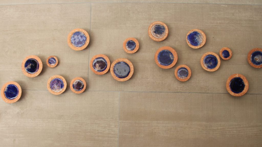 Murales de la serie "Acuífero Guaraní Fósil"
piezas de cerámica y vidrio semi esféricas desde 6 cm hasta
15 cm. Composición variable en forma y cantidad.