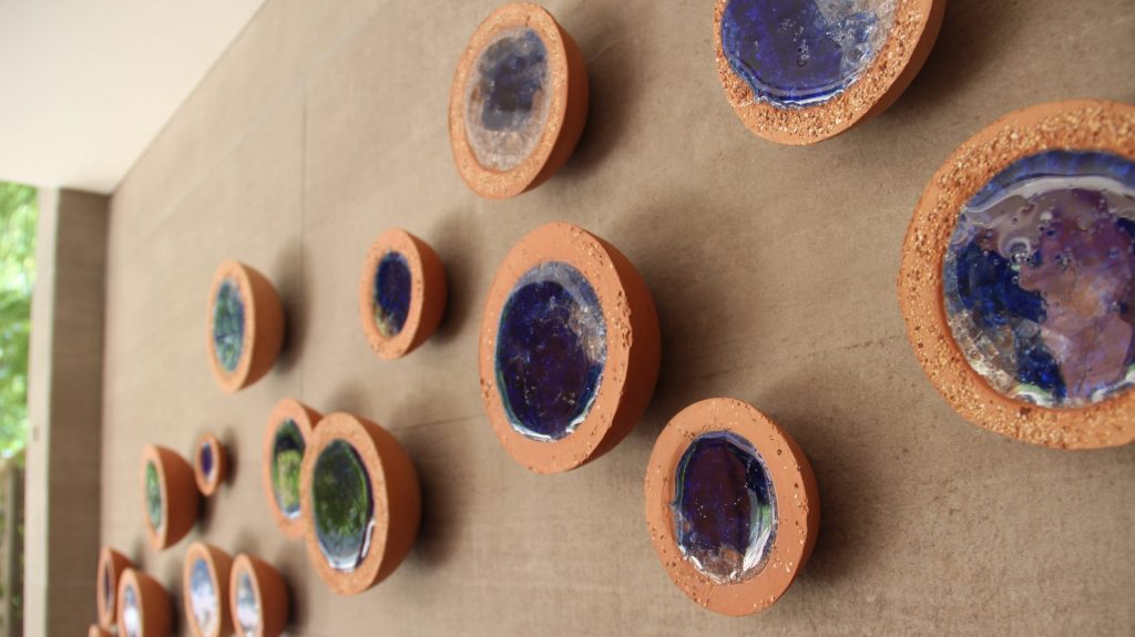 Murales de la serie "Acuífero Guaraní Fósil"
piezas de cerámica y vidrio semi esféricas desde 6 cm hasta
15 cm. Composición variable en forma y cantidad.