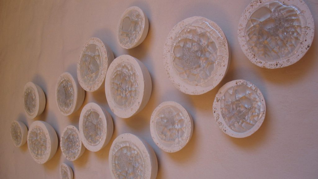 Murales de la serie "Acuífero Guaraní Fósil"
piezas de cerámica y vidrio semi esféricas desde 6 cm hasta
15 cm. Composición variable en forma y cantidad.